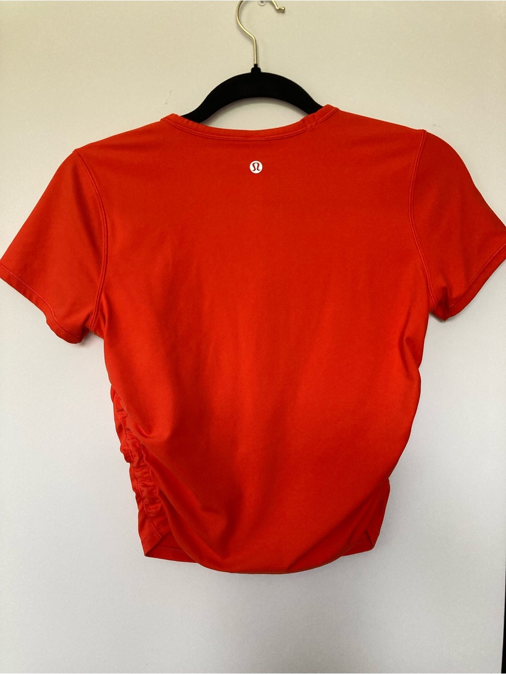 lululemon athletica Women’s orange Short Sleeve side rouched cropped top